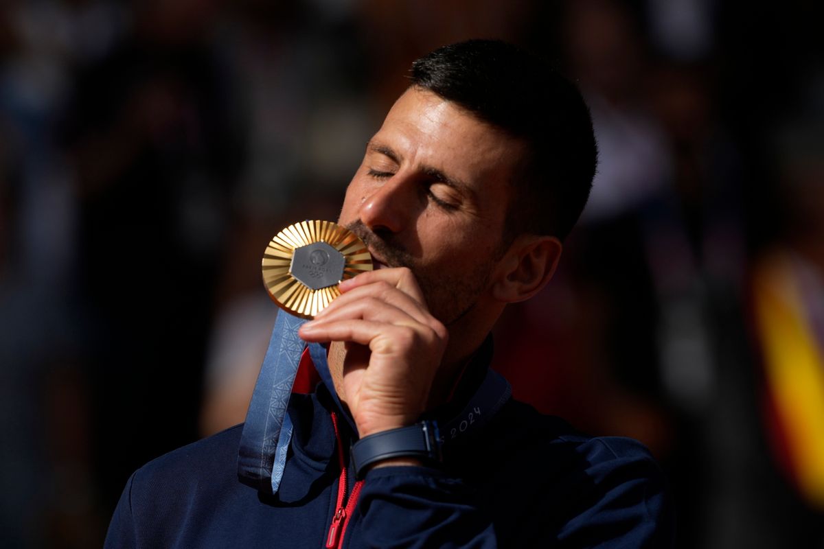 Paris, 2024. augusztus 4.
Az aranyérmes szerb Novak Djokovic az eredményhirdetésen, miután gyõzött a spanyol Carlos Alcaraz ellen a 2024-es párizsi nyári olimpia teniszbajnoksága férfi egyesének döntõjében a Roland Garros Stadionban 2024. augusztus 4-én.
