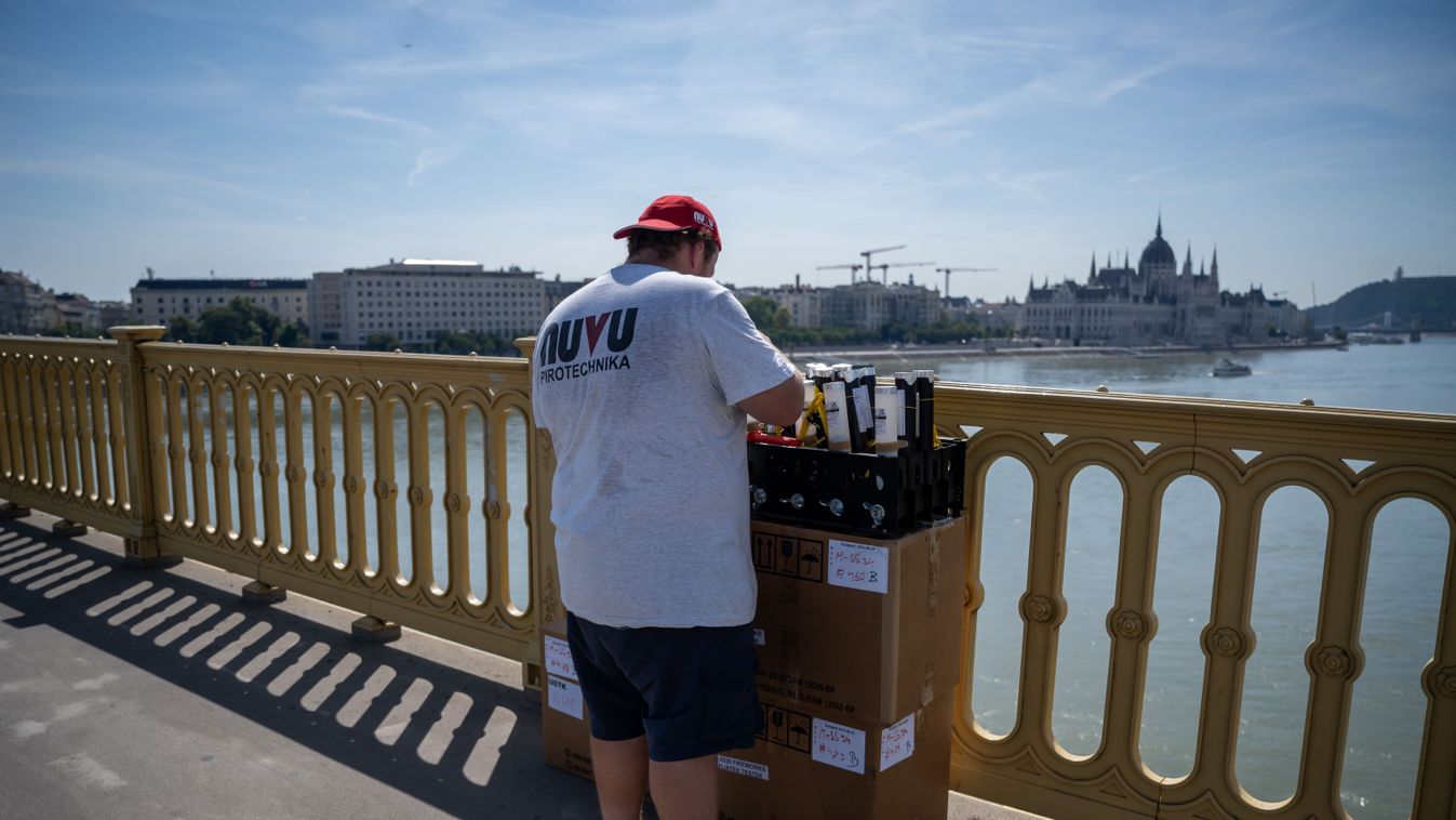 Budapest, 2024. augusztus 16.
Az augusztus 20-i ünnepi tûzijáték pirotechnikai eszközeit telepíti egy szakember a Margit hídon 2024. augusztus 16-án.
MTI/Balogh Zoltán