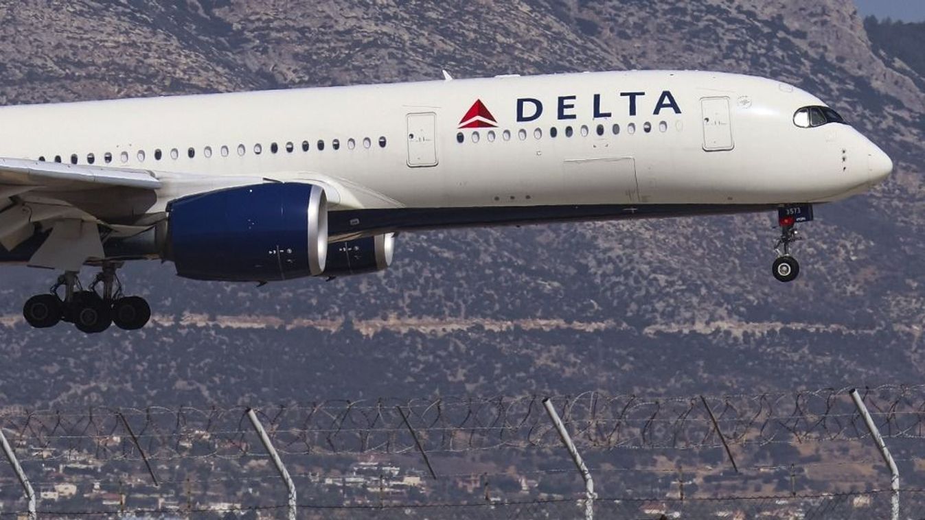 A Delta Air Lines Airbus A350-900 típusú utasszállító repülőgépe a görög fővárosban, az Eleftherios Venizelos athéni nemzetközi repülőtér kifutópályáján leszálláshoz való végső megközelítés közben.