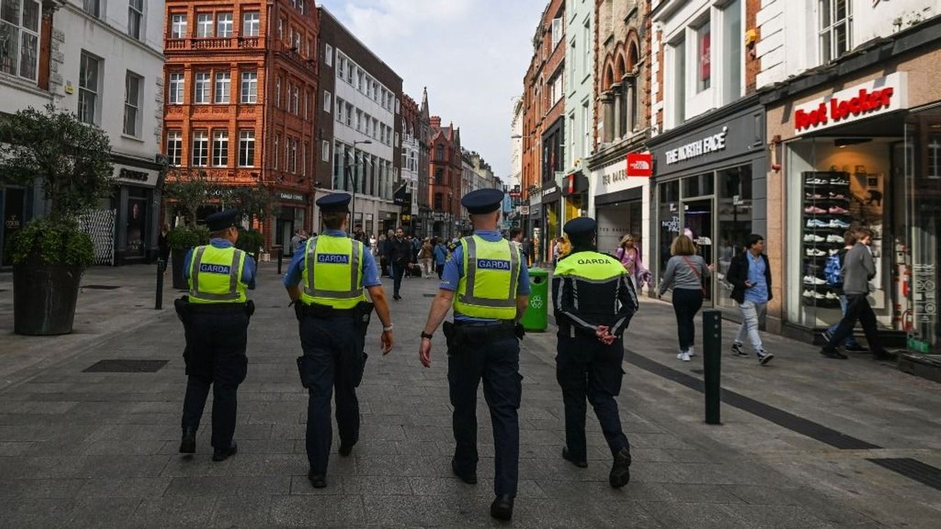 Az ír rendőrség tagjai járőröznek Dublin belvárosában