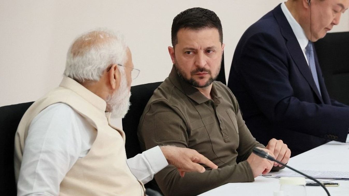 India miniszterelnöke, Narendra Modi (L) beszél Volodimir Zelenszkij (C) ukrán elnökkel a „G7+partnerországok + Ukrajna” találkozón, a G7-csúcs vezetőinek találkozójának utolsó napján, Hirosimában, 2023. május 21-én.