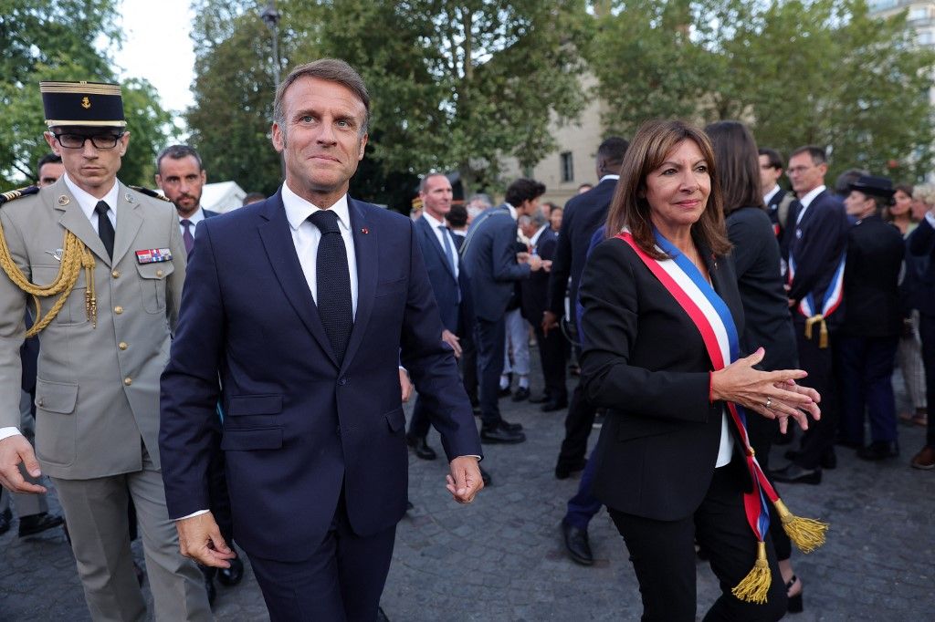 Emmanuel Macron francia elnök és Anne Hidalgo Párizs polgármestere részt vesz a Párizs felszabadításának 80. évfordulója alkalmából rendezett ünnepségen, a Denfert Rocherau tér mellett, Párizsban 2024. augusztus 25-én.