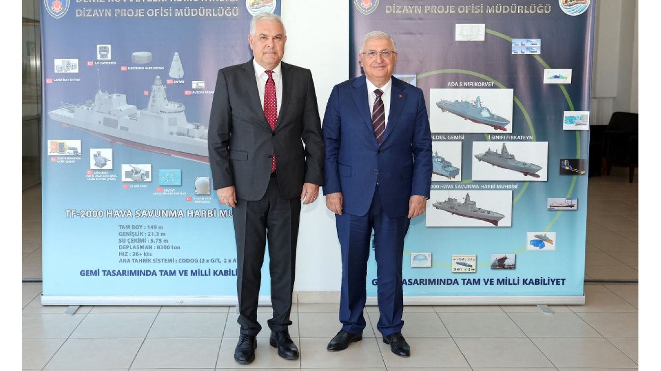 Yasar Guler török nemzetvédelmi miniszter (R) találkozott Angel Tilvar román védelmi miniszterrel (L) Isztambulban, Törökországban 2024. június 25-én.