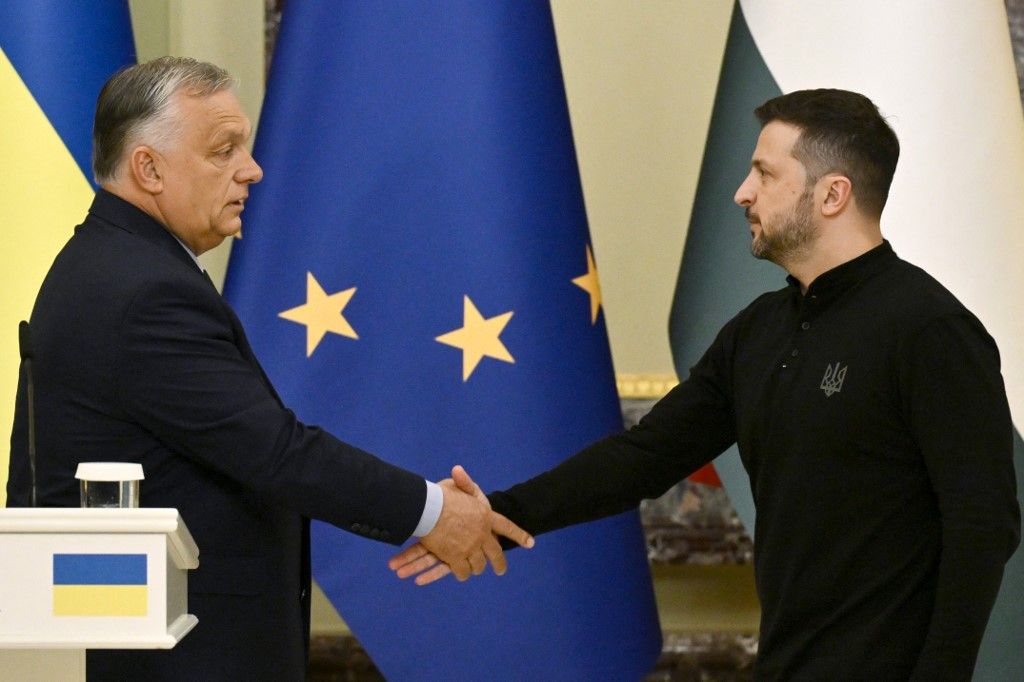 Volodimir Zelenszkij (R) ukrán elnök kezet fog Orbán Viktor magyar miniszterelnökkel, miután 2024. július 2-án sajtótájékoztatót tartott Kijevben.