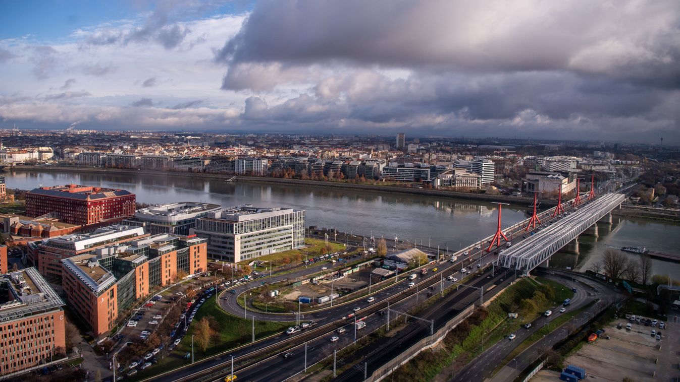 Budapest, 2022. december 8.
A Rákóczi híd és a déli vasúti összekötõ híd a Mol új székházából, a Kopaszi-gát mellett épült Mol Campusból fotózva 2022. december 6-án.
MTI/Balogh Zoltán