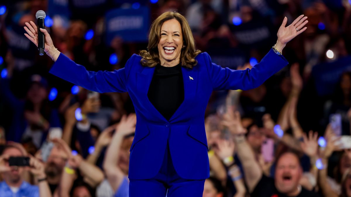 Hivatalosan is elfogadta az elnökjelöltséget Kamala Harris