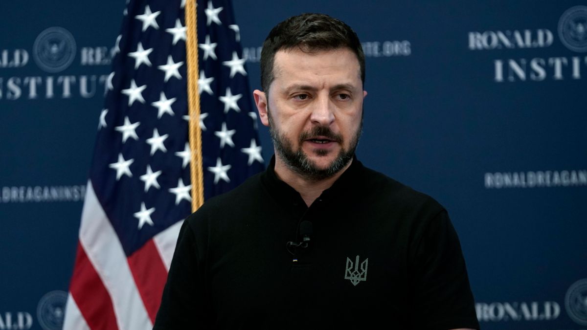 Itt a bejelentés, nagy bajban Zelenszkij