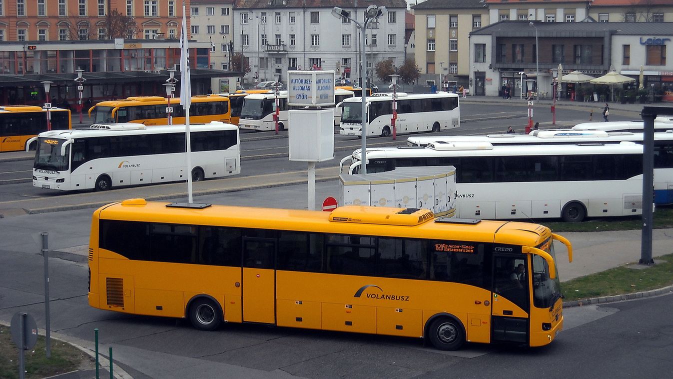 Gyõr, 2022. október 29.
A MÁV-Volánbusz Zrt. helyközi autóbusz állomása a városközpontban, a Baross Gábor út, a Hunyadi utca, a Zrínyi utca és az Eszperantó utca által határolt területen, a regionális vasúti csomópontként szolgáló vasútállomás közvetlen szomszédságában. Innen a Dunántúl szinte valamennyi nagyobb városába, a vármegye településeinek sokaságába, valamint 20 külhoni fõvárosba indulnak rendszeres autóbuszjáratok. A felvétel egy kisebb utasforgalmú napszakban, hétvégén készült.
MTVA/Jászai Csaba
***************************
Kedves Felhasználó!
Ez a fotó nem a Duna Médiaszolgáltató Zrt./MTI által készített és kiadott fényképfelvétel, így harmadik személy által támasztott bárminemû – különösen szerzõi jogi, szomszédos jogi és személyiségi jogi – igényért a fotó szerzõje/jogutódja közvetlenül maga áll helyt, az MTVA felelõssége e körben kizárt.