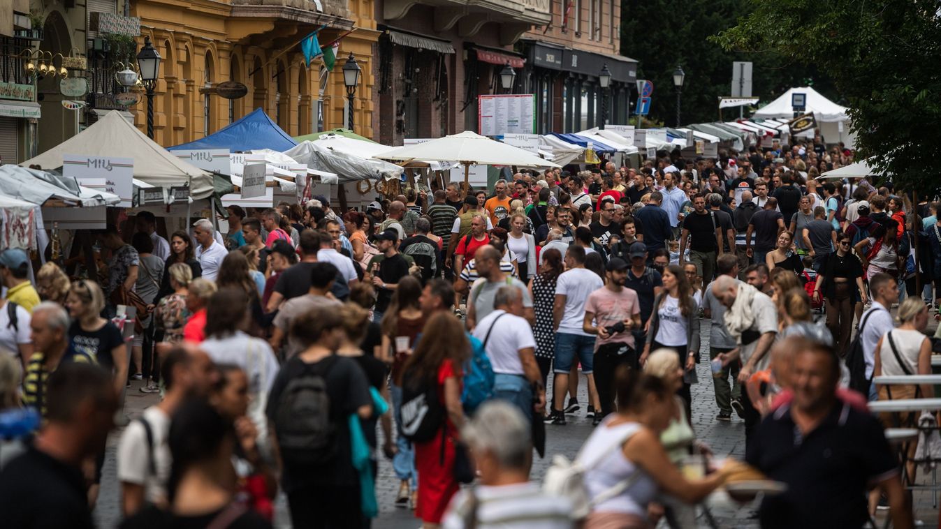 Budapest, 2022. augusztus 20.
Érdeklõdõk a Magyar Ízek Utcája programsorozaton a Várkert Bazárnál 2022. augusztus 20-án. Az augusztus 20-i Szent István Nap rendezvénysorozatához kapcsolódó rendezvényen a kilátogatók a Kárpát-medence gazdag ízvilágával és gasztrokultúrájával ismerkedhetnek meg.
MTI/Mónus Márton