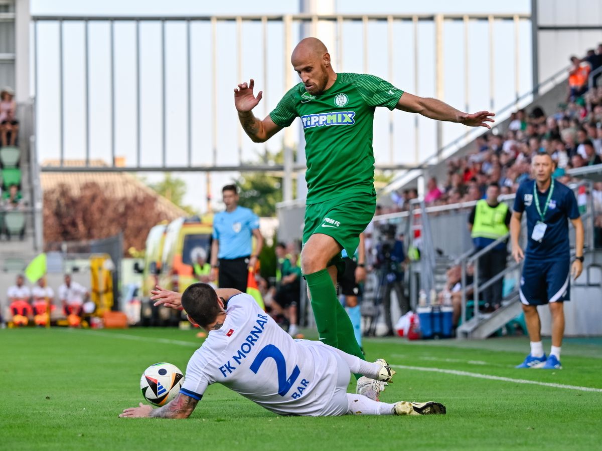 Paks, 2024. augusztus 7.
Szabó János, a Paks (j) és Sinisa Stevanovic, a montenegrói Mornar játékosa a labdarúgó Konferencialiga Mladá Boleslav Bognár György harmadik selejtezõkörében játszott Paksi FC - Mornar mérkõzésen a Paksi FC Stadionban 2024. augusztus 7-én.
