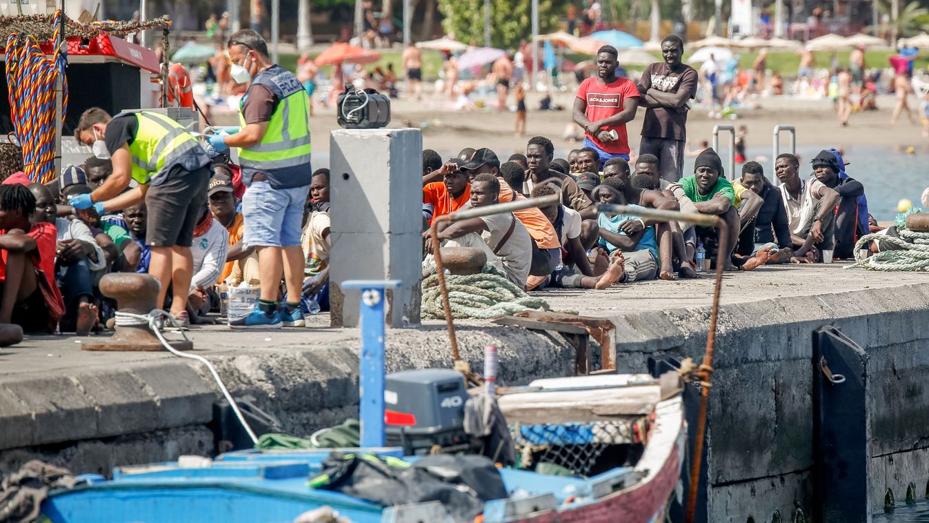 Apró, zsúfolt csónakokkal érkeznek az illegális migránsok Európa partjaihoz