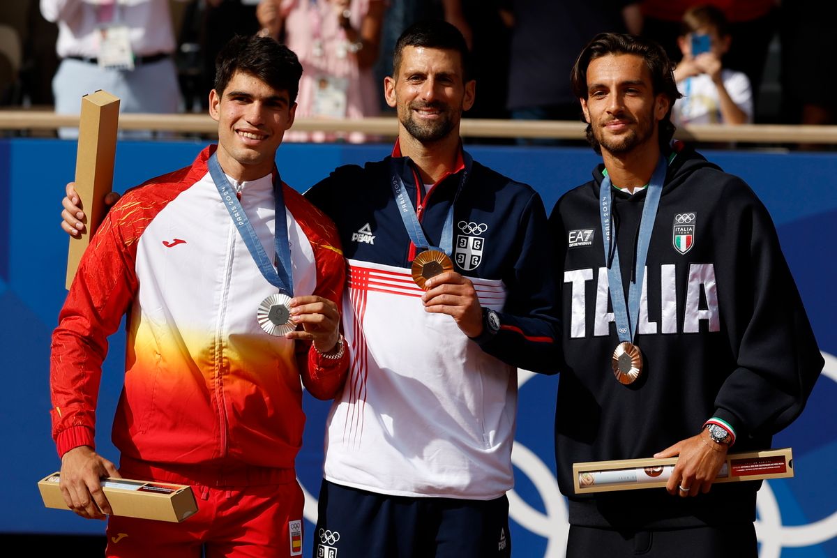 Jannik Sinner US Open tenisz dopping Az aranyérmes szerb Novak Djokovics (k), az ezüstérmes spanyol Carlos Alcaraz (b) és a bronzérmes olasz Lorenzo Musetti a 2024-es párizsi nyári olimpia teniszbajnoksága férfi egyesének eredményhirdetésén a Roland Garros Stadionban 2024. augusztus 4-én.