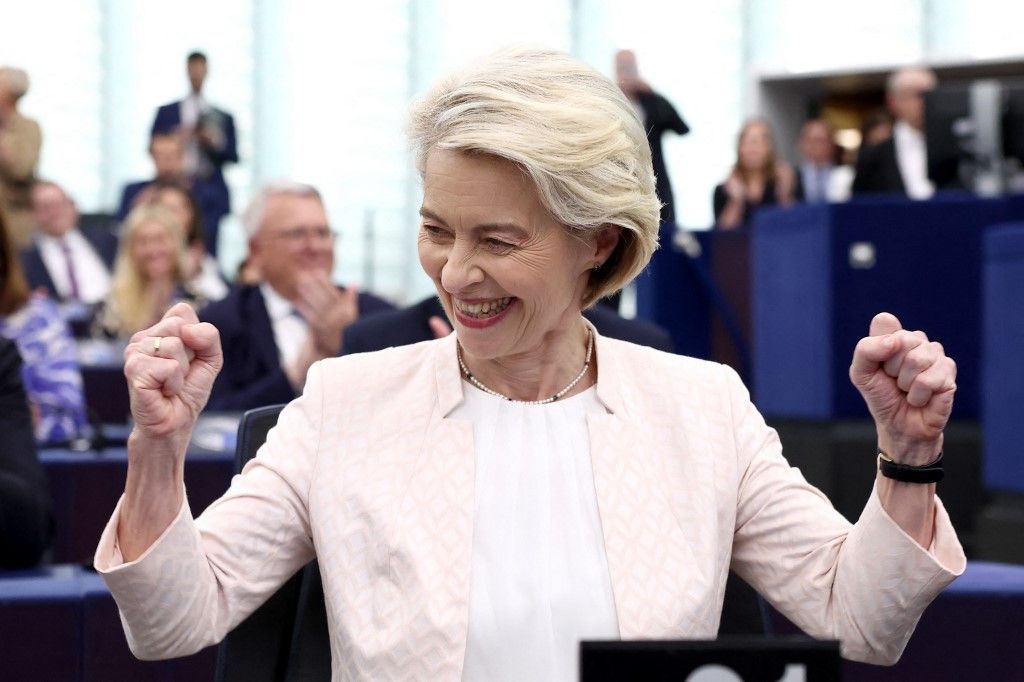 Ursula von der Leyen, az Európai Bizottság elnöke ünnepel, miután 2024. július 18-án a kelet-franciaországi Strasbourgban újraválasztották az Európai Parlamentben. Az EU törvényhozói július 18-án újabb ötéves európai mandátumot adtak át Ursula von der Leyennek.