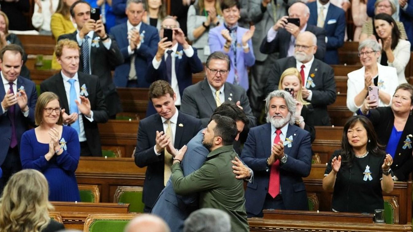 Volodimir Zelenszkij ukrán elnök (jobbra) megöleli Justin Trudeau kanadai miniszterelnököt, miután beszédet mondott az alsóházban Ottawában, Kanadában 2023. szeptember 22-én. 