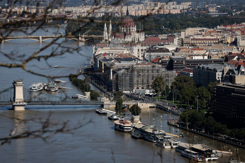 Budapest, 2024. szeptember 21.
Az áradó Duna a budai oldalról fotózva 2024. szeptember 21-én. Ezen a napon tetõzik az árvíz a fõvárosban.
MTI/Hegedüs Róbert