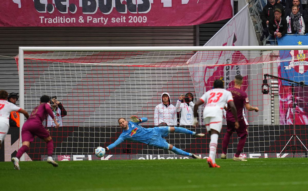 RB Leipzig v FC Augsburg - Bundesliga Gulácsi Péter tizenegyes légió