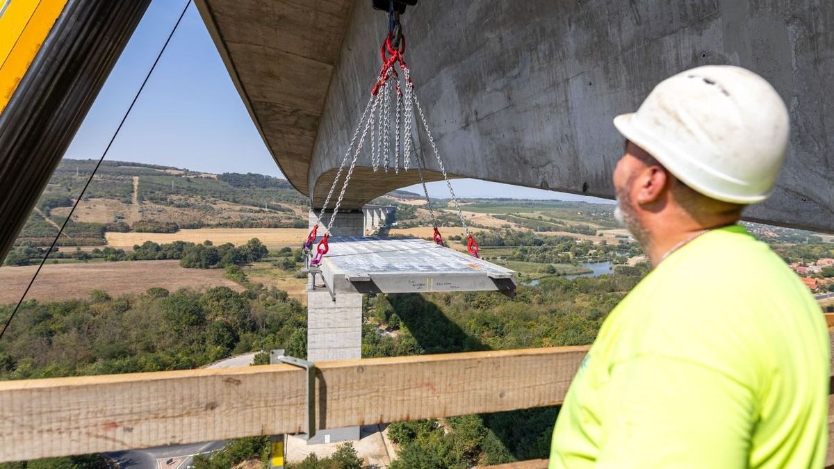 Így emelték meg a Kőröshegyi völgyhidat + videó