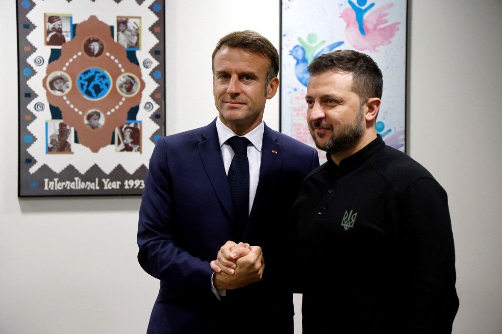 Emmanuel Macron francia elnök köszönti Volodimir Zelenszkij ukrán elnököt az Egyesült Nemzetek Közgyűlésének 79. ülésszakán