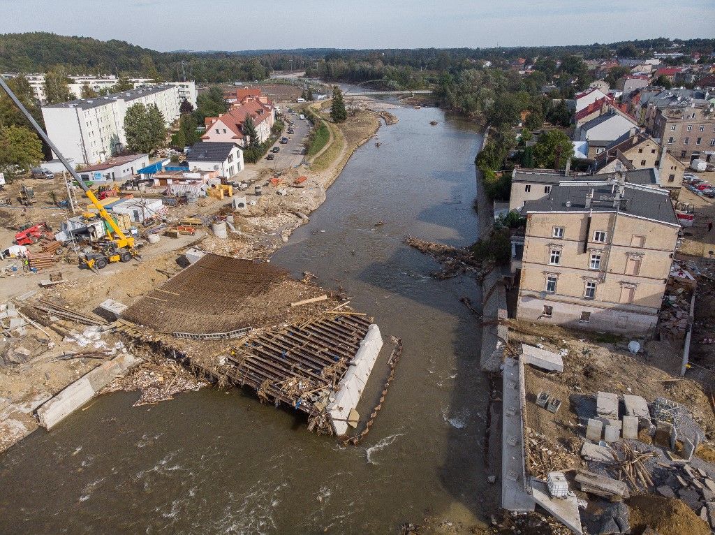 A dél-lengyelországi Glucholazyban 2024. szeptember 24-én készült légifelvételen a Biala Glucholaska folyón megsemmisült híd látható (Fotó: AFP)