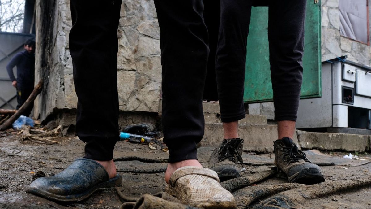 Rendőrök elől menekültek a migránsok, felfordult a furgonjuk