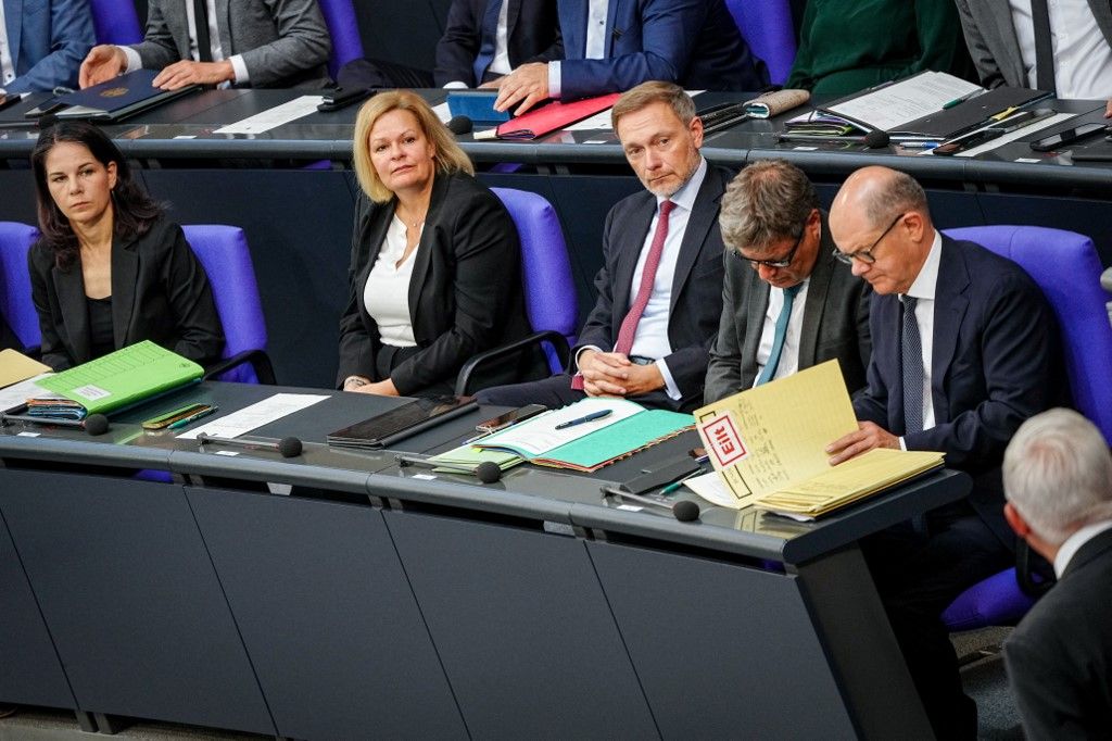 Annalena Baerbock (l-r, Alliance 90/The Greens), külügyminiszter, Nancy Faeser (SPD), szövetségi bel- és belügyminiszter, Christian Lindner (FDP), szövetségi pénzügyminiszter, Robert Habeck ( A Szövetség 90/A Zöldek szövetségi gazdasági és klímavédelmi minisztere, valamint Olaf Scholz szövetségi kancellár