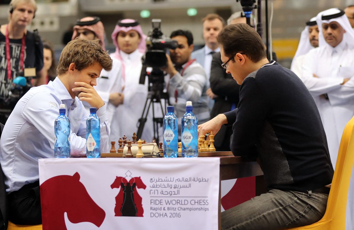 Norway's grandmaster Magnus Carlsen (L) plays against Hungarian grandmaster Peter Leko during the final day of the Men's Blitz tournament part of the FIDE  World Chess Rapid & Blitz Championships 2016, in the Qatari capital Doha on December 30, 2016. (Photo by KARIM JAAFAR / AFP)