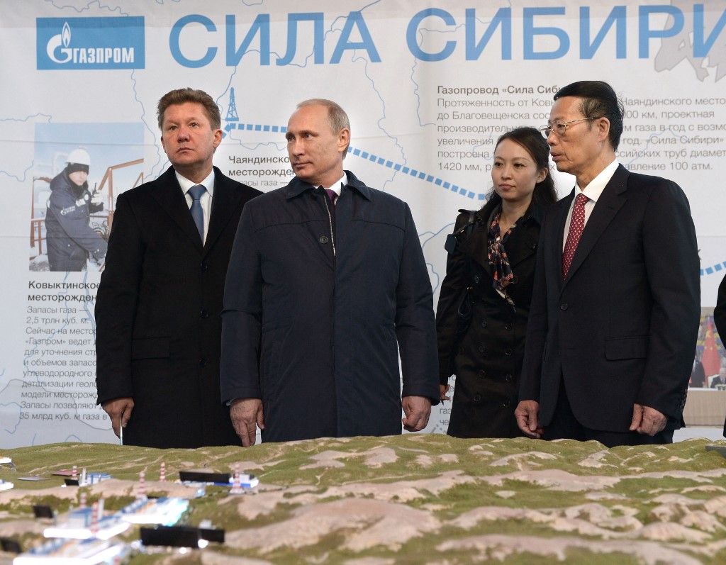 Az orosz gázipari óriás, a Gazprom vezérigazgatója, Alekszej Miller (L), Vlagyimir Putyin orosz elnök (2. L) és Zhang Gaoli, a Kínai Népköztársaság alelnöke részt vesz a „Szibéria Ereje” első láncszemének hegesztési ceremóniáján