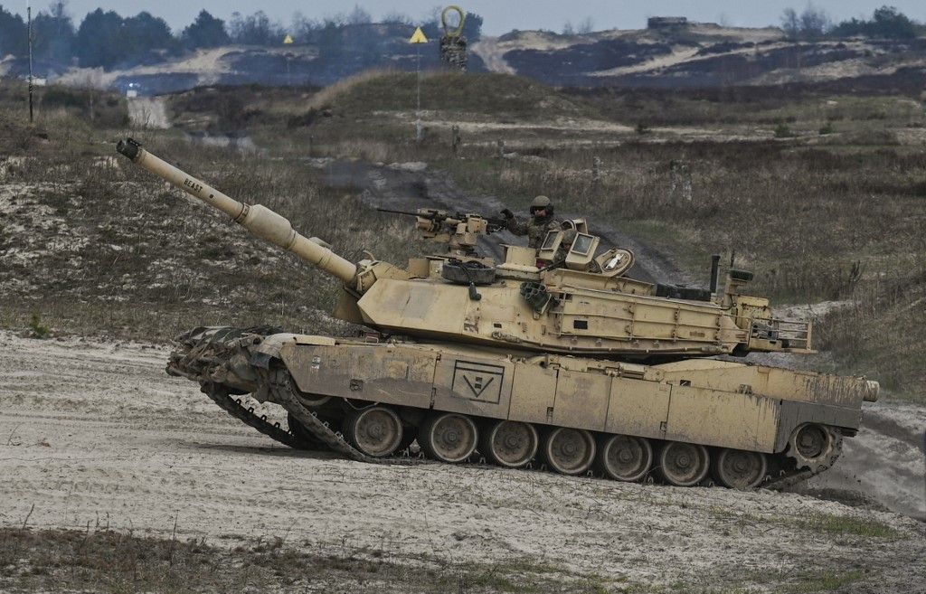 M1A2 Abrams tankokkal gyakorlatoznak a lengyelországi Nowa Deba városában, 2023. április 12-én