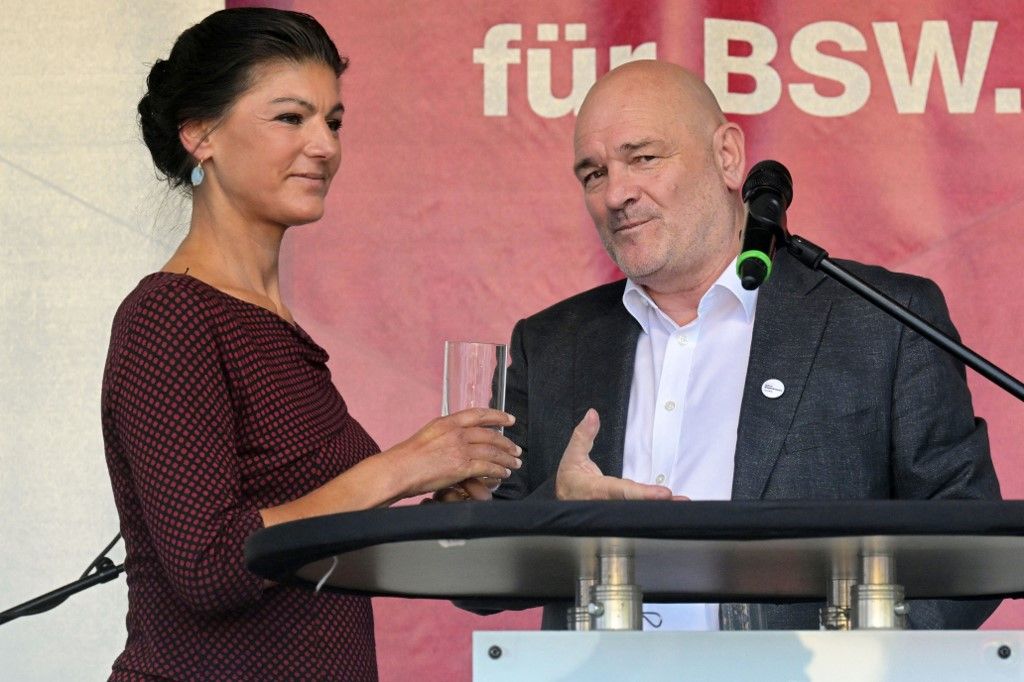 Sahra Wagenknecht (l), a Sahra Wagenknecht Szövetség (BSW) elnöke és Robert Crumbach, a BSW vezető jelöltje Brandenburgban részt vesz pártja választási kampányán