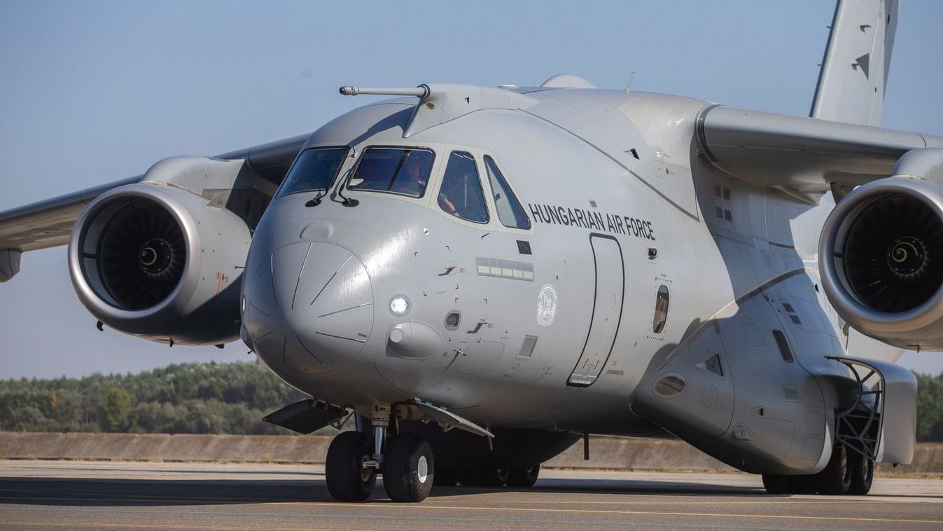 A Honvédelmi és Haderőfejlesztési Program keretében beszerzett
első KC-390 Millennium szállítórepülőgép érkezésének ünnepi rendezvénye a Magyar Honvédség vitéz Szentgyörgyi Dezső 101. Repülődandár bázisán Kecskeméten.