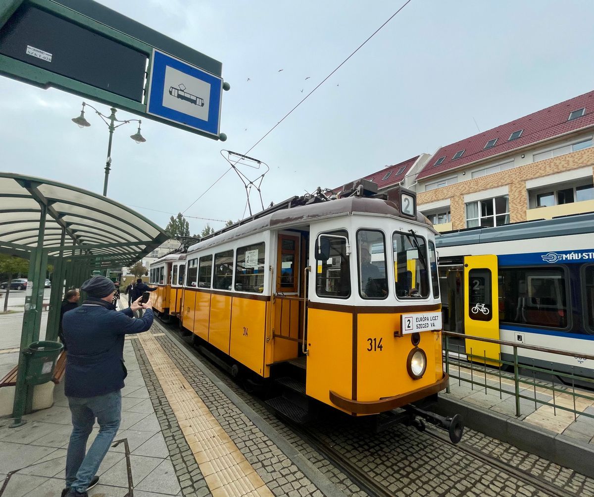 A légfékes ikerkocsi Szeged első nosztalgia villamosa. Vasárnap a 2-es vonalán közlekedett. Fotó: Török János
