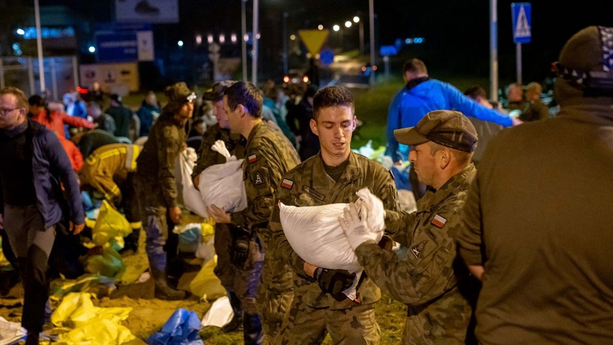 Nagy erőkkel küzdenek az ár ellen Lengyelország délnyugati részén + videó