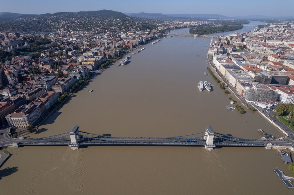 Budapest, 2024. szeptember 21.
A drónnal készült felvételen a tetõzõ Duna Budapesten a Lánchídnál 2024. szeptember 21-én.
MTI/Máthé Zoltán