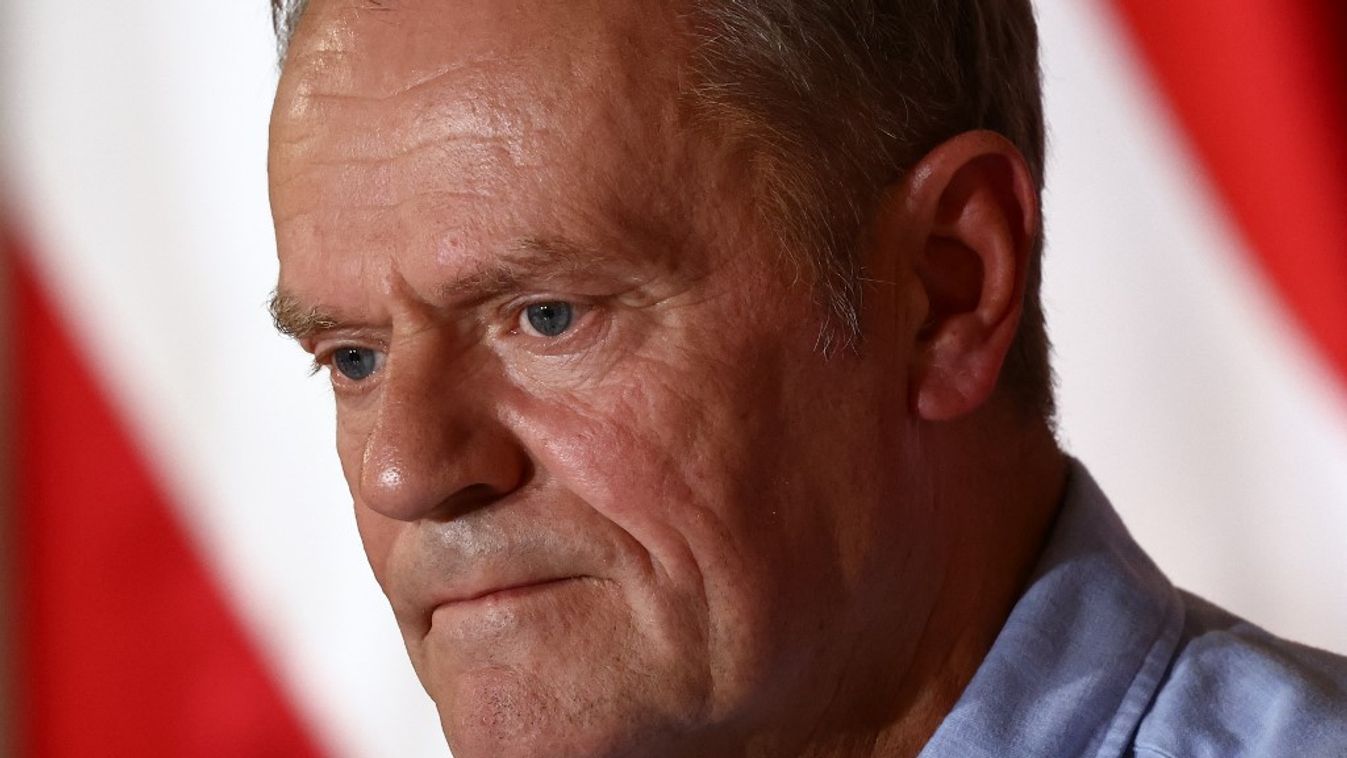 Donald Tusk lengyel miniszterelnök sajtótájékoztatón Wroclawban, 2024. szeptember 19-én (Fotó: AFP)