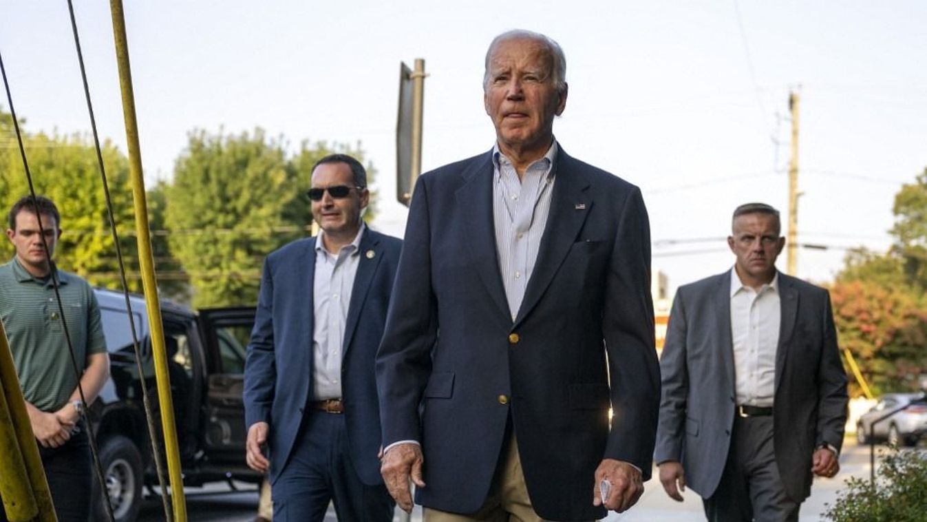 Joe Biden amerikai elnök beszél a sajtónak, miután részt vett a Szent Edmond katolikus templomban tartott istentiszteleten a Delaware állambeli Rehoboth Beachen 2024. augusztus 31-én.