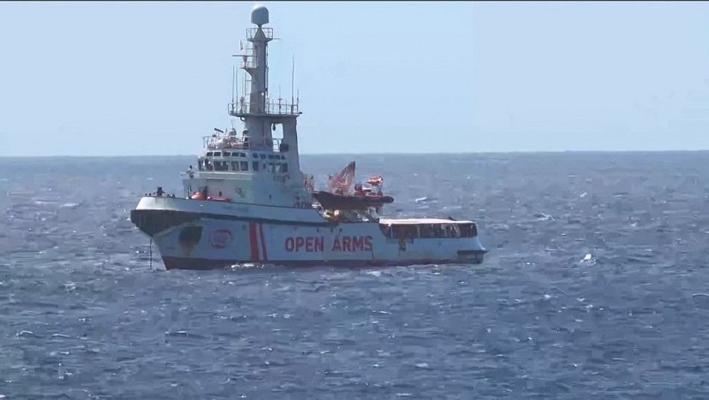 Open Arms spanyol humanitárius hajó látható, amint 2019. augusztus 15-én 147 migránssal a fedélzetén érkezett Lampedusa szigetéhez, miután egy római bíró felfüggesztette Matteo Salvini szélsőjobboldali belügyminiszter rendeletét, amely 