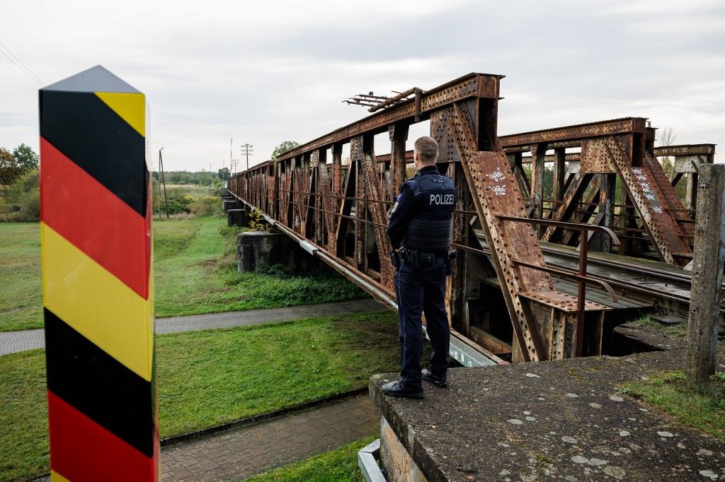 Egy német szövetségi rendőrtiszt egy migránsok által gyakran használt útvonalon áll át a német-lengyel határon a kelet-németországi Forst közelében 2023. október 11-én egy járőrözés közben