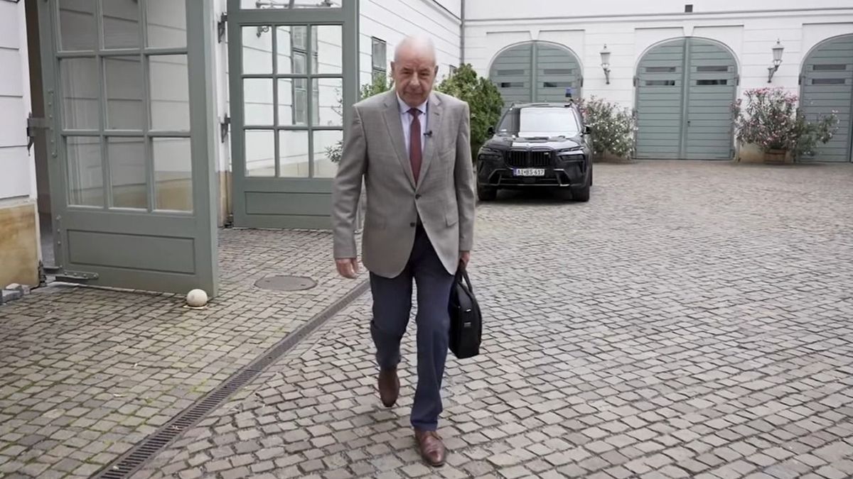Íme ezeket hordja a táskájában az államfő + videó