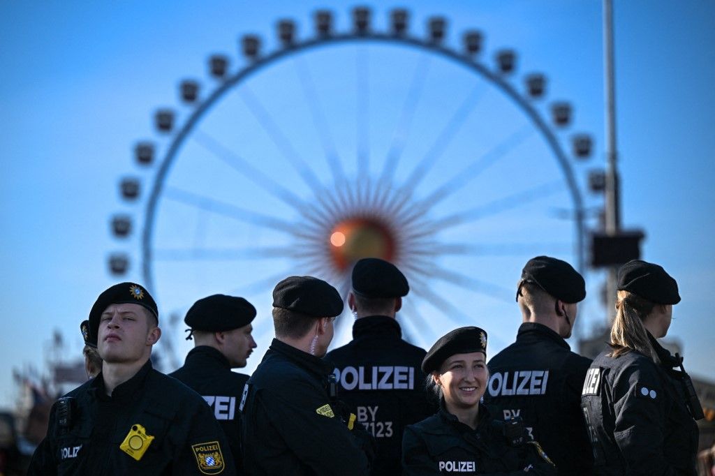 Rendőrök járőröznek a müncheni Oktoberfest sörfesztivál nyitónapján