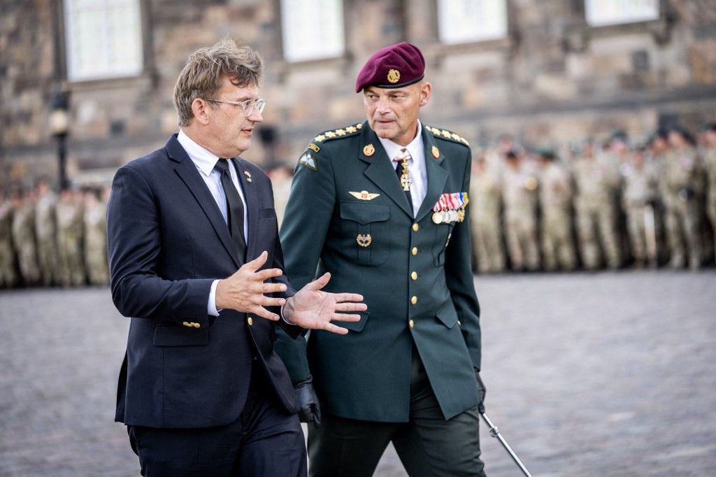 Troels Lund Poulsen dán védelmi miniszter (L) és Michael Wiggers Hyldgaard dán védelmi főnök látható Dánia lobogója napján, a koppenhágai Christiansborg Palota téren