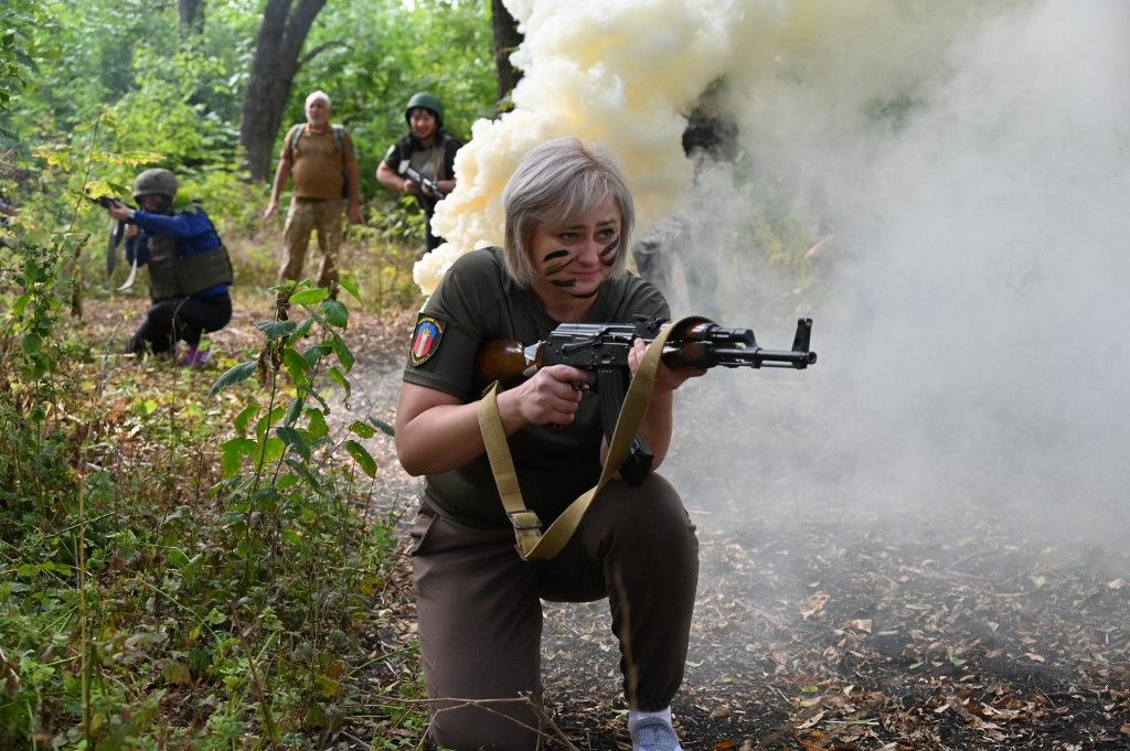 Civil nők fegyvert tartanak a kezükben, miközben részt vesznek egy katonai kiképzésen, amelyet egy volt ukrán katona tartott Harkiv régióban. Zelenszkij Amerikában ismertetné Oroszország legyőzésének tervét (Fotó: AFP)