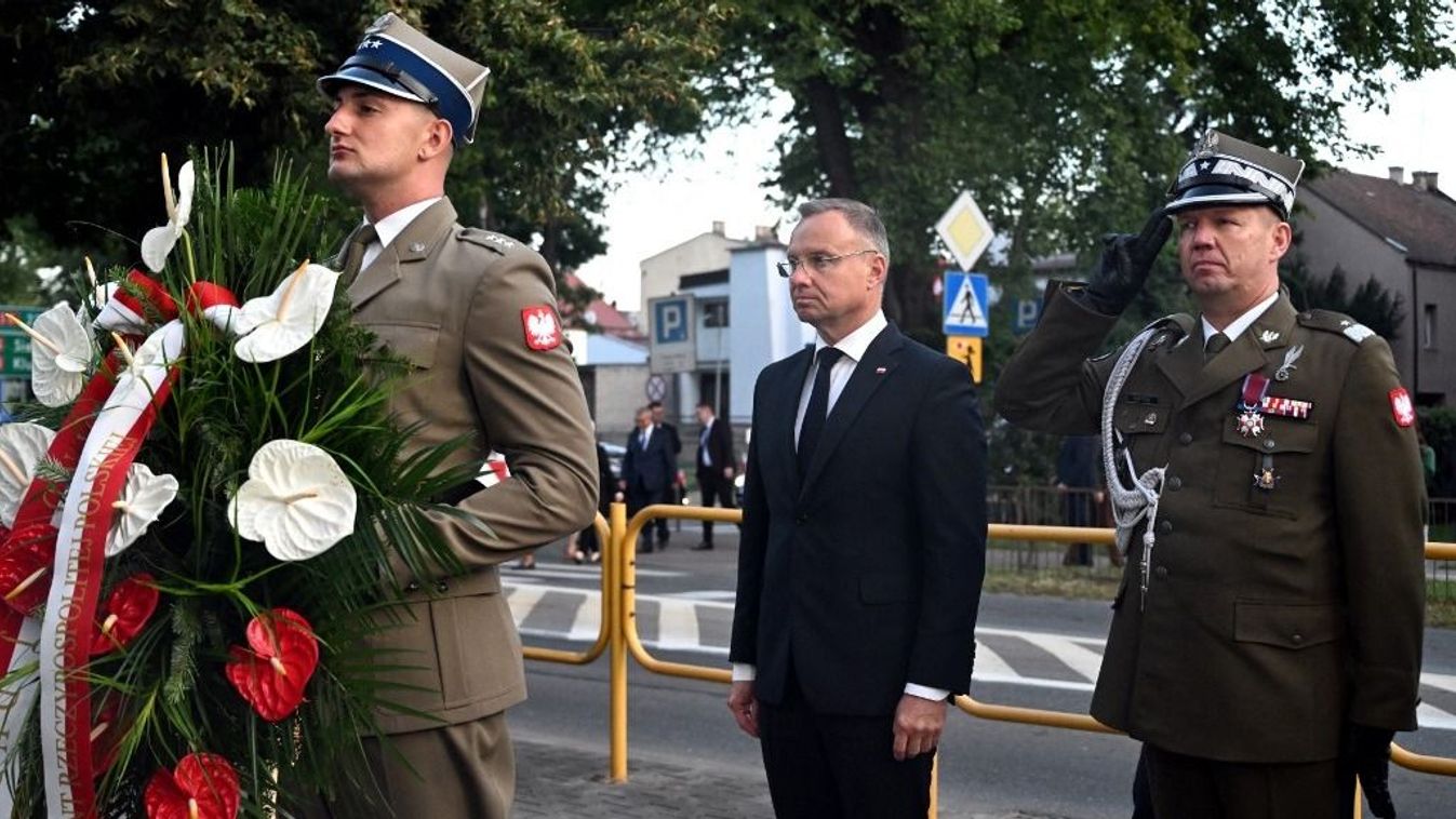 Andrzej Duda lengyel elnök koszorút helyez el az 1939. szeptember 1-jén a náci bombázások következtében elsőként elpusztult egykori kórház helyén álló emlékműnél a második világháború kezdetének 85. évfordulója alkalmából rendezett ünnepségen