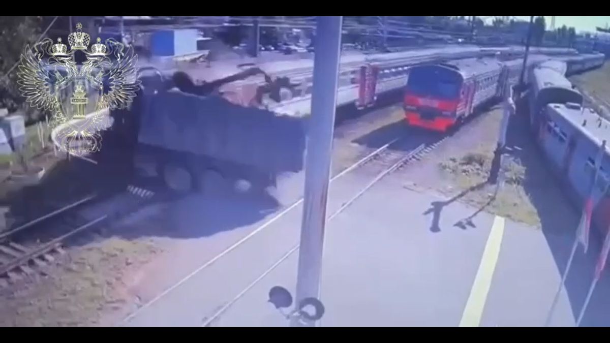 Brutális balesetet rögzített a kamera: vonat ütközött egy teherautóval