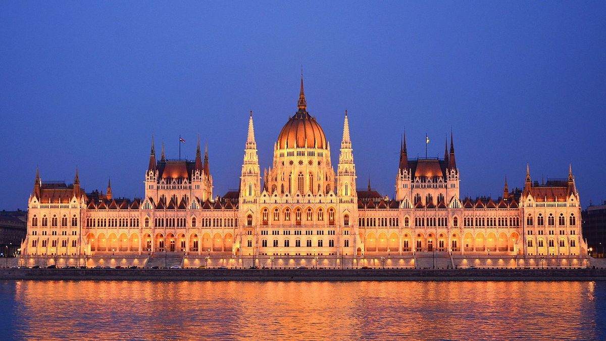 Budapest fontos csomópontjaira és több villamosvonalra is bevonult a S.E.R.E.G.