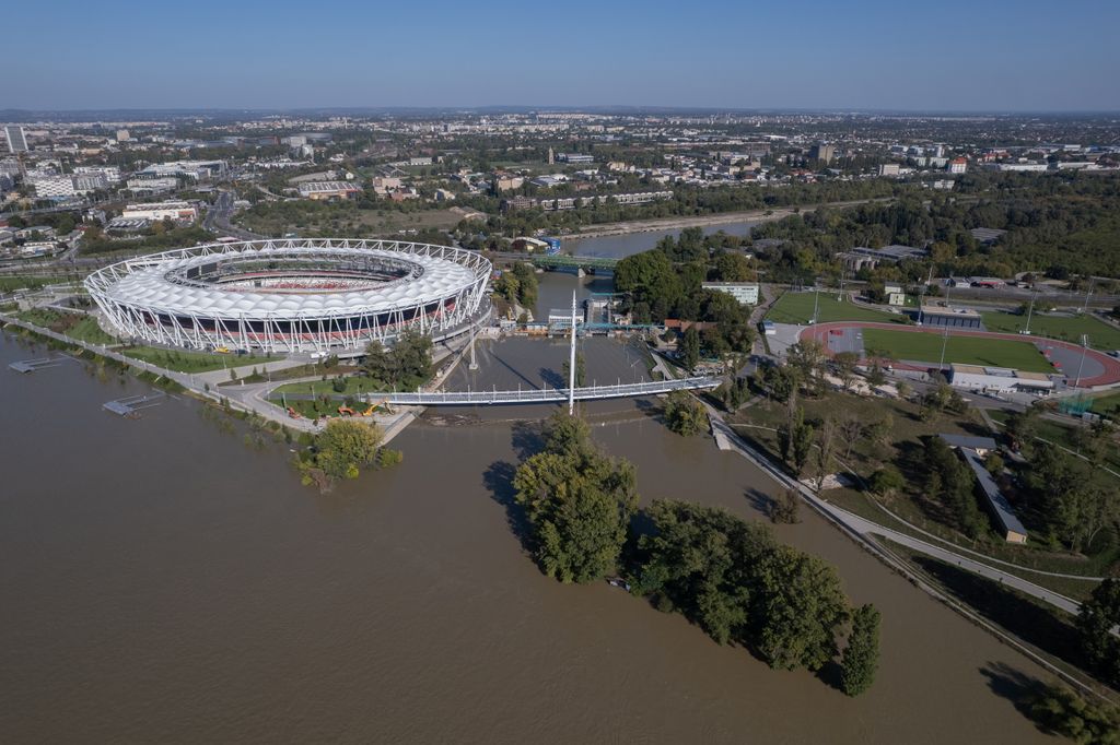 Budapest, 2024. szeptember 21.
A drónnal készült felvételen a tetõzõ Duna Budapesten a Nemzeti Atlétikai Stadionnál 2024. szeptember 21-én.
MTI/Máthé Zoltán