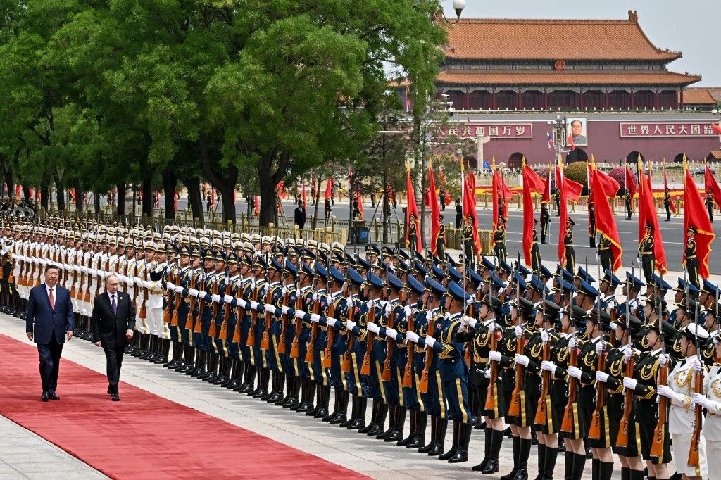 Vlagyimir Putyin orosz elnök és Hszi Csin-ping kínai elnök részt vesz a pekingi Tienanmen téri Népi Nagyterem előtt 2024. május 16-án tartott hivatalos üdvözlő ceremónián