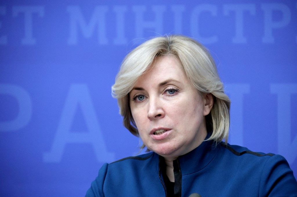 Irina Verescsuk, Ukrajna miniszterelnök-helyettese és az ideiglenesen megszállt területek reintegrációjáért felelős miniszter közös tájékoztatón vesz részt az UNHCR ukrajnai képviselőjével, Karolina Lindholm Billinggel Kijevben, 2023. december 19-én