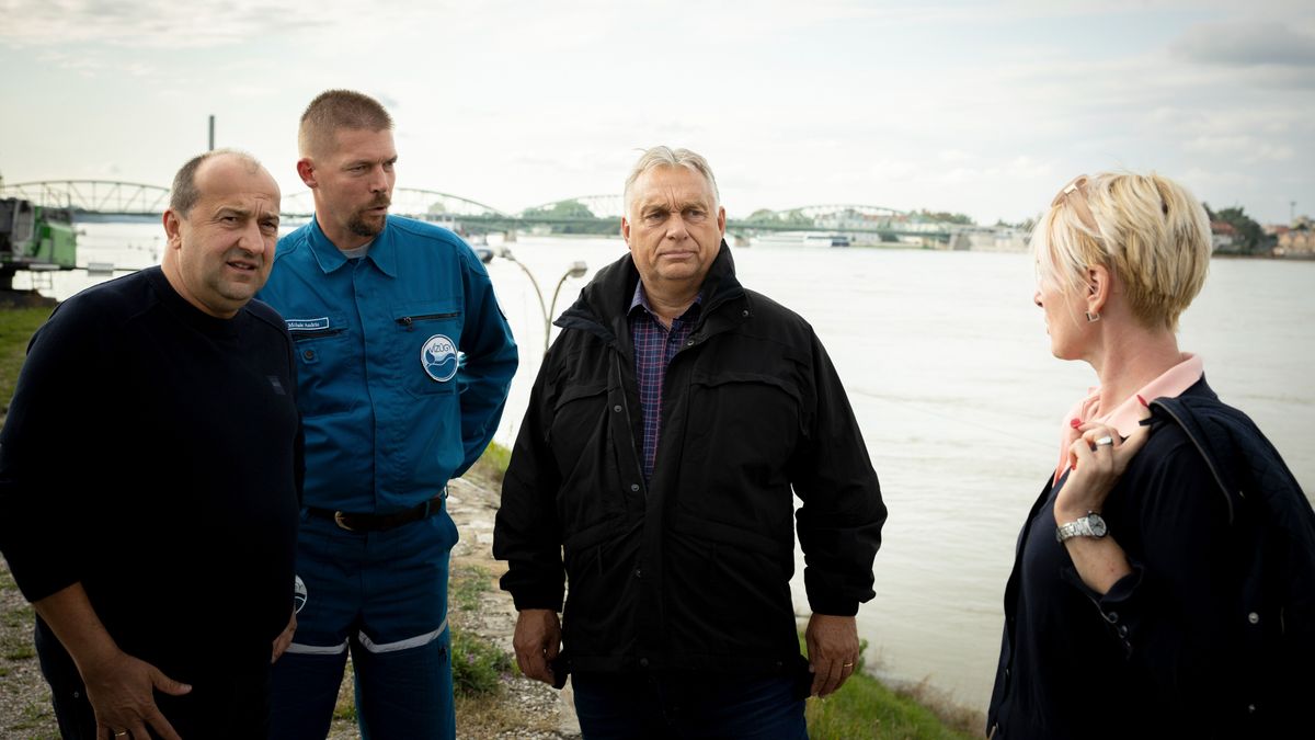 Orbán Viktor is ellenőrizte az árvízi védekezést Komáromban és Neszmélyen + videó