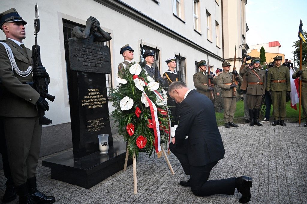 Andrzej Duda lengyel elnök koszorút helyez el az 1939. szeptember 1-jén a náci bombázások következtében elsőként elpusztult egykori kórház helyén álló emlékműnél a második világháború kezdetének 85. évfordulója alkalmából rendezett ünnepségen