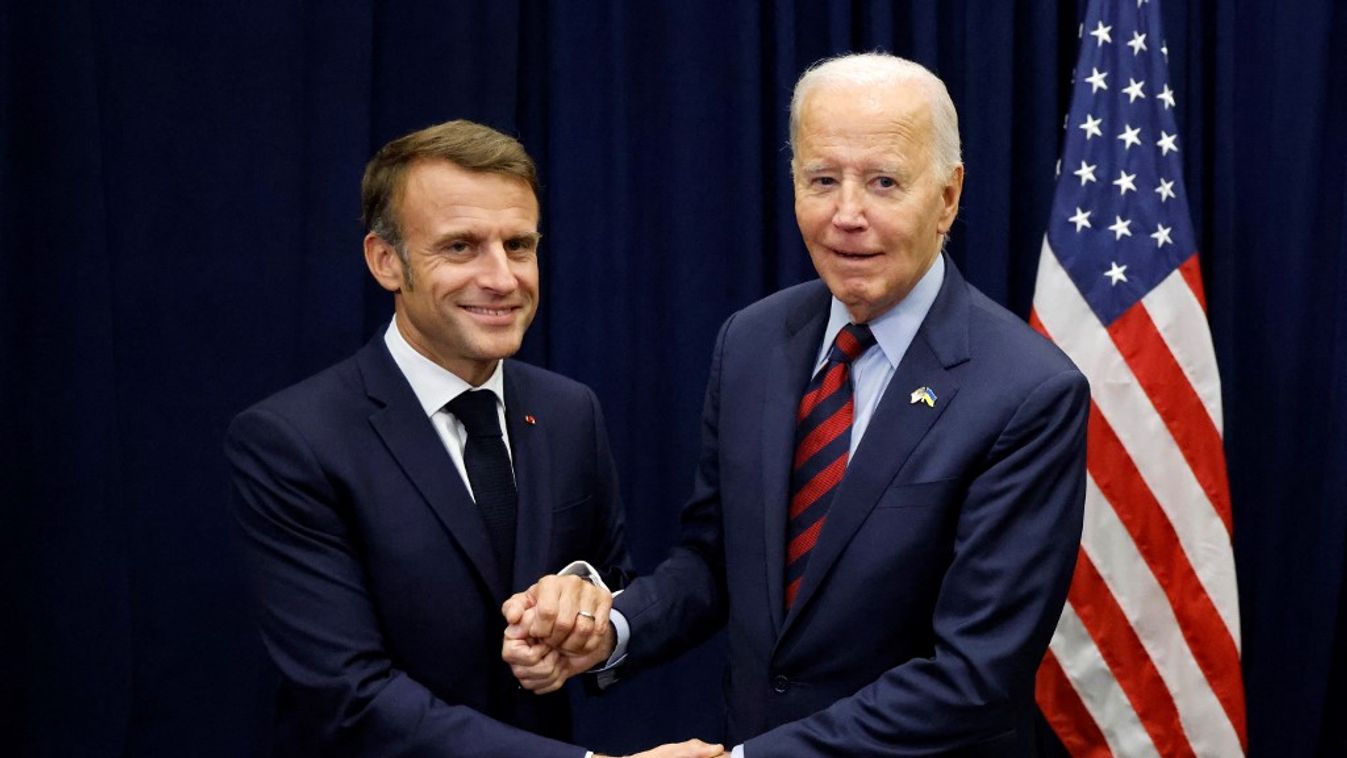 Emmanuel Macron francia elnök kezet fog Joe Biden amerikai elnökkel 2024. szeptember 25-én New Yorkban (Fotó: AFP)